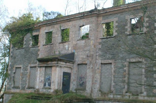 Ghost Hunters Rescued from Notorious Haunted House by Firefighters