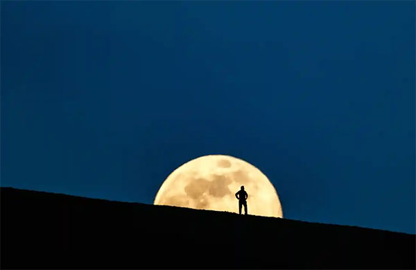 Trump Order Encourages US to Mine the Moon