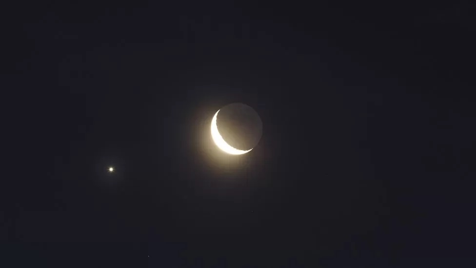 Five Planets Line up with Moon in Night Sky