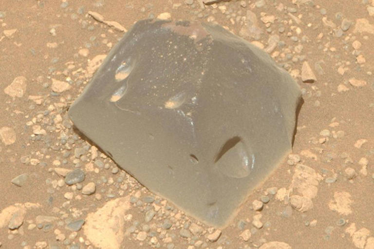 Strange 'Skull Hill' Rock Discovered on Mars