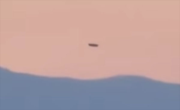 Cylindrical UFO Filmed Flying Between Volcanoes in Mexico